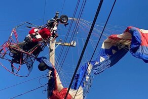 Летающий Санта запутался в линиях электропередач