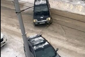 Автохам из Новосибирска отбуксировал чужое авто, чтобы припарковаться под окнами дома