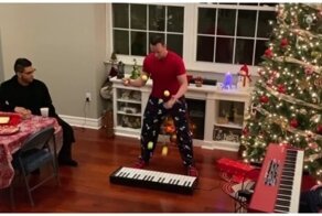 Жонглер эффектно "сыграл" рождественскую песню