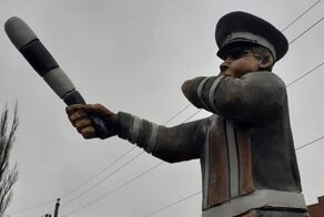 "Напилял нам произведение искусства": на Дону установили деревянный памятник гаишнику