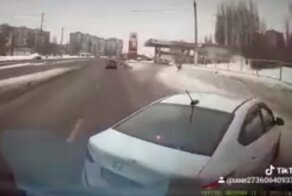 "Вот так п***сов воспитывают в Воронеже": водитель протаранил легковушку, намеренно мешавшую движению