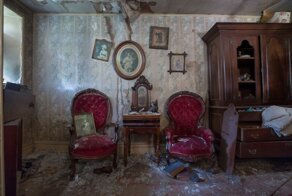 Тут остановилось время: заброшенный коттедж часовщика и коллекционера