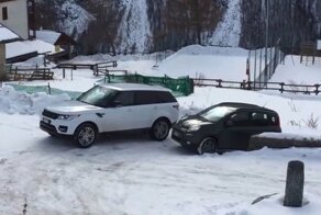 Маленький Fiat уделывает Range Rover на скользком подъеме