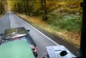 Водитель Mercedes решил "поучить" тракториста, но вскоре пожалел об этом