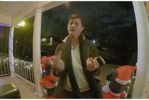 Мужчина начал дурачиться перед камерой видеонаблюдения, не осознавая, что ошибся домом