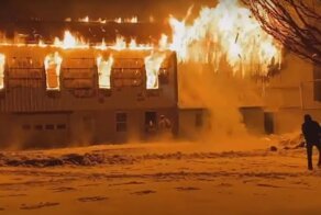 Пожарный рискнул жизнью, чтобы спасти собаку из горящего амбара