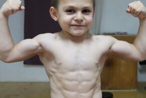 Как выглядит известный мальчик-качок 10 лет спустя