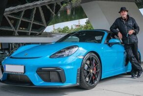 80-летний коллекционер купил свой 80-й Porsche и построил отдельное здание для размещения своей коллекции