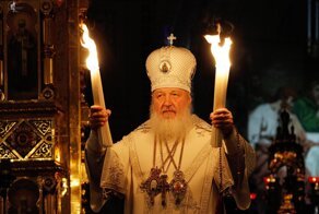 Патриарх Кирилл призвал храмы отказаться от покупки "левых" свечей