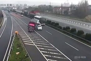 Машина пропустила свой поворот и устраивает  беспредел на дороге