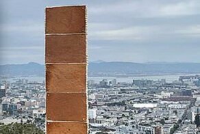 В Сан-Франциско таинственно вырос рождественский пряничный монолит