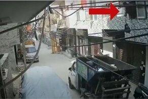 Неосторожный индиец упал в кузов мусоровоза, когда пытался выбросить из своего окна пакет с мусором