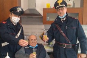 Одинокий дедушка попросил полицейских провести с ним несколько минут на Рождество