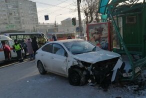 Авария дня. В Магнитогорске Hyundai въехал в остановку