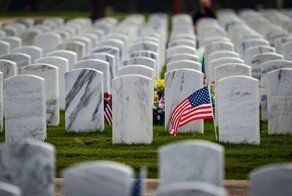 Свастики на военном кладбище США