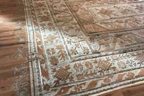 Художница вырезала коврик прямо на деревянном полу