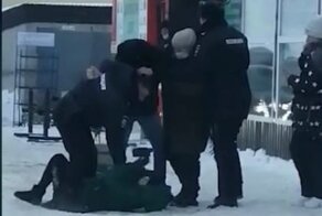 Полицейские из-за отсутствия маски устроили потасовку с беременной женщиной и очевидцем в Татарстане