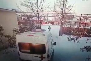 Злоумышленник угнал скорую помощь, пока медики и водитель собирались госпитализировать пациентку