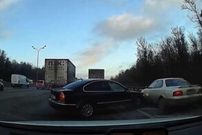 Обочечник на МКАД подбил сломанный Volkswagen