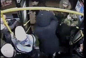 Психанул: за попытку расплатиться крупной купюрой кондуктор автобуса в Хабаровске избил пассажира