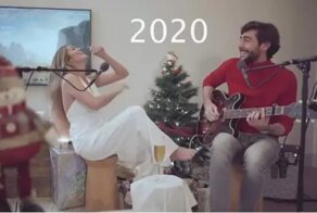 Проводила 2020 с огоньком: волосы певицы загорелись от свечи, пока она исполняла рождественский хит