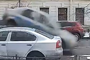 Эвакуатор слишком круто повернул и уронил плохо закреплённый автомобиль