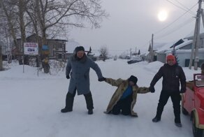 В Барнауле местные жители сделали новогодний косплей на "Кавказскую пленницу"