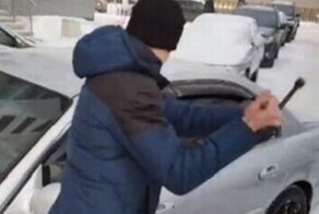 Екатеринбуржец выбил окно в своем авто ради проезда "Скорой"
