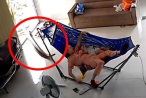 Крупная змея напугала отдыхавшую в гамаке маму с ребёнком