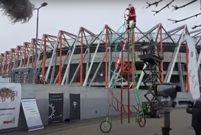 Поляк в костюме Санты упал со своего 7-метрового велосипеда при попытке установить рекорд