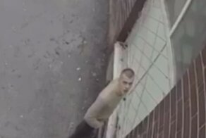 В Киеве у подъезда установили камеру, которая сиреной спугивает желающих справить нужду