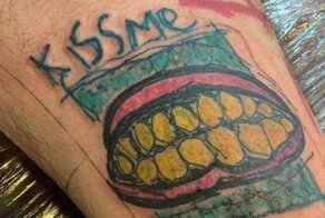 Папа научил: девятилетняя девочка из Германии стала тату-мастером