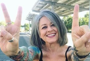 56-летней женщине с татуировками сказали, что она «слишком стара, чтобы одеваться как подросток»