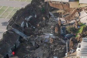 Земля разверзлась: автомобили возле неапольской больницы поглотила воронка
