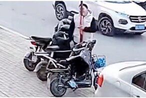 В Китае подросток решил узнать, что будет, если лизнуть металл зимой