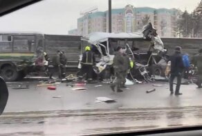 В Подмосковье самосвал протаранил колонну военных автобусов