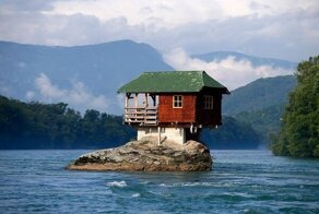 Дома, построенные в кажущихся невозможными местах