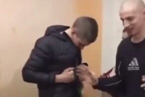 Неудачная попытка перепрыгнуть праздничный стол
