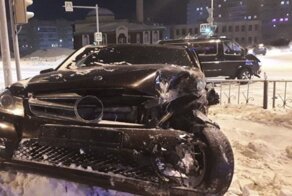 Авария дня. В Новом Уренгое столкнулись ГАЗ и «Мерседес»