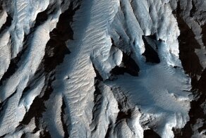 Ученые НАСА показали снимки самого большого каньона Солнечной системы
