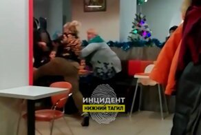 "Влетела с ноги": пьяная тагильчанка устроила драку в пиццерии из-за детей, мешавших ей выпивать