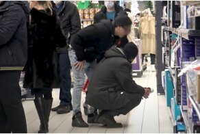 Наглый пранкер получил по лицу