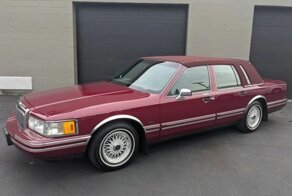 «Капсула времени» Lincoln Town Car 1993: владелец не ездил, жена сохранила, а внук продал