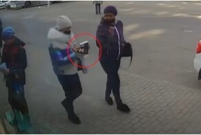 Женщина украла телефон у 10-летнего мальчика
