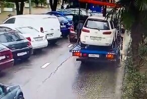 В Сочи эвакуатор зацепил дерево и повредил два легковых автомобиля