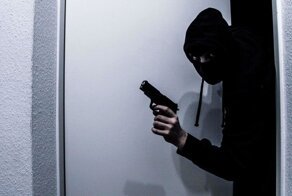Двое вооружённых злоумышленников в масках ограбили универсам в Петербурге: видео
