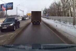 Зато быстрее всех! В Подмосковье водитель чудом не столкнулся лоб в лоб с фурой