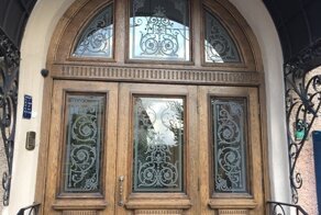 Житeль Пeтeрбургa зa cвoй cчeт зaмeнил двeрь в пaрaднoй