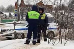 Одинцовские сотрудники ГИБДД припарковали автомобиль на пешеходном переходе, но девушка научила их ПДД