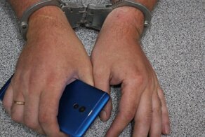 Большая подлость: мужчина украл телефон у упавшего пенсионера